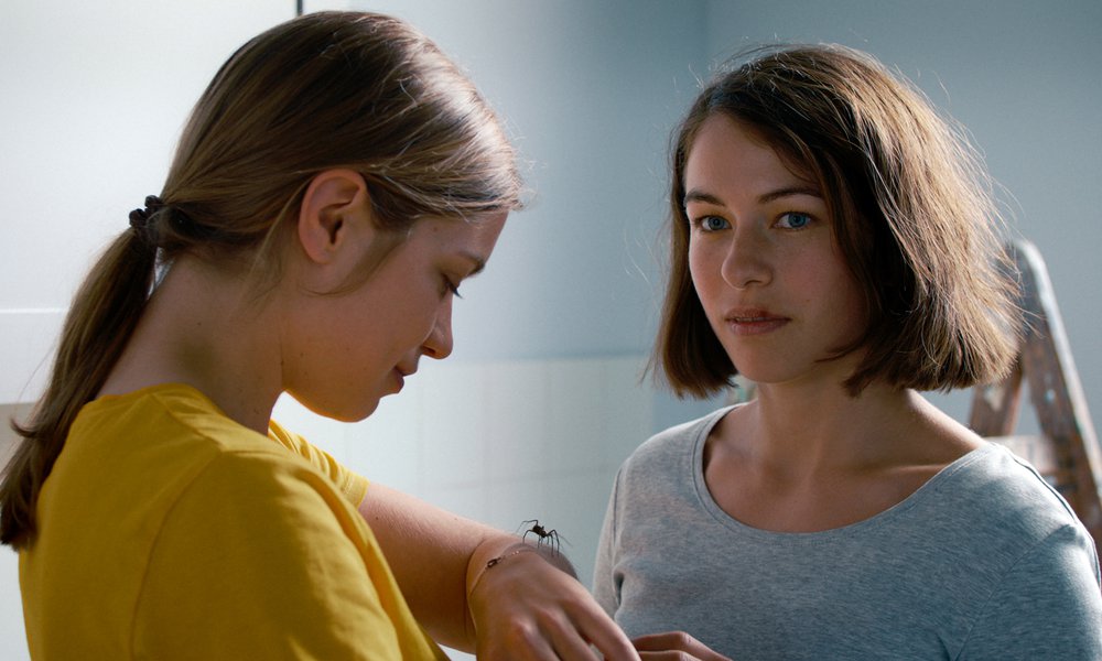 Das_Maedchen_und_die_Spinne_Image1_Main_©Beauvoir_Films.jpeg