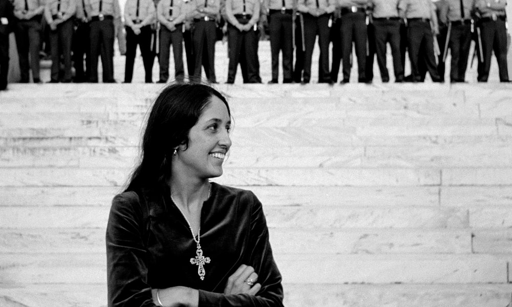 Joan_Baez_at_the_Alabama_State_Capitol_in_1965,_from_JOAN_BAEZ_I_AM_A_NOISE,_a_Magnolia_Pictures_release