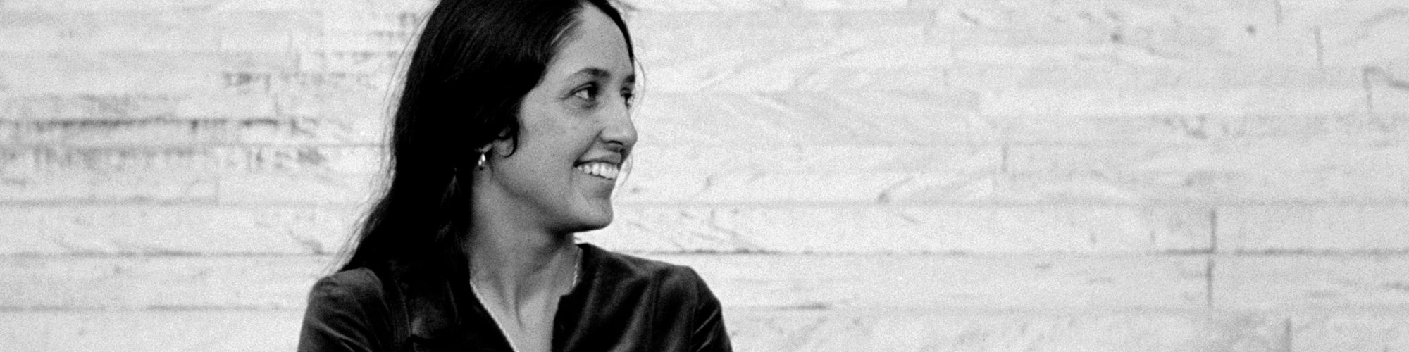 Joan_Baez_at_the_Alabama_State_Capitol_in_1965,_from_JOAN_BAEZ_I_AM_A_NOISE,_a_Magnolia_Pictures_release
