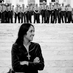 Joan_Baez_at_the_Alabama_State_Capitol_in_1965,_from_JOAN_BAEZ_I_AM_A_NOISE,_a_Magnolia_Pictures_release