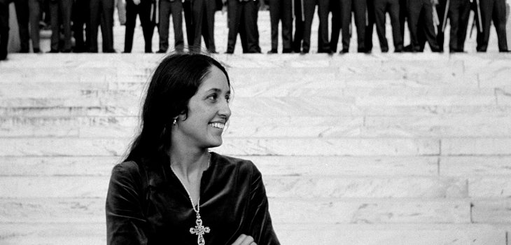 Joan_Baez_at_the_Alabama_State_Capitol_in_1965,_from_JOAN_BAEZ_I_AM_A_NOISE,_a_Magnolia_Pictures_release