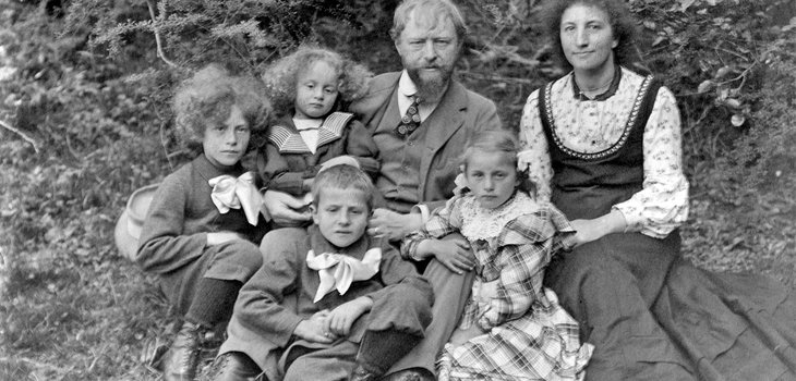 filmstill_ig_andrea_garbald_giovanni_und_annetta_giacometti_mit_ihren_vier_kindern_alberto_diego_bruno_und_ottilia_v-l-n-r-_1909_vincafilm_01